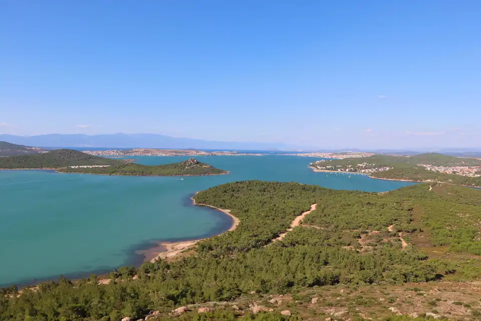 Ayvalık körfezinin çam kaplı yamaçları ve turkuaz suyu