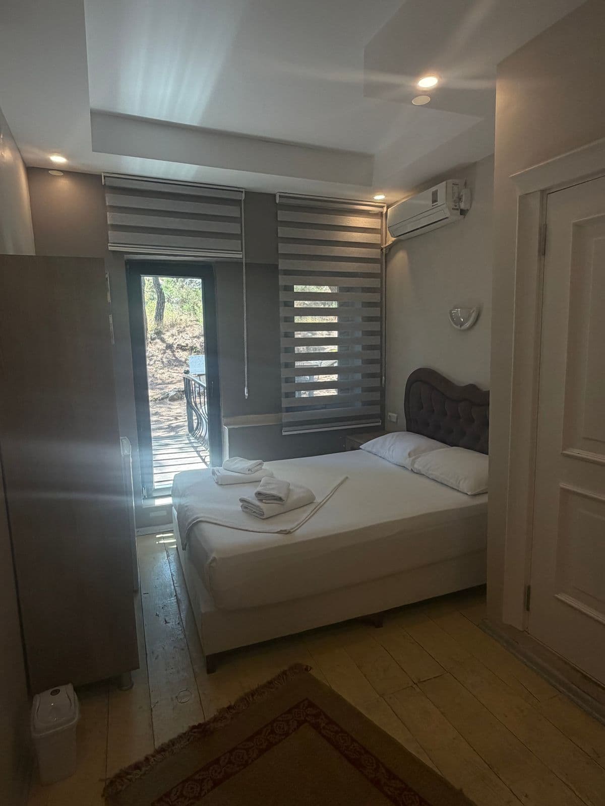 Çam manzaralı özel yaşam odası
